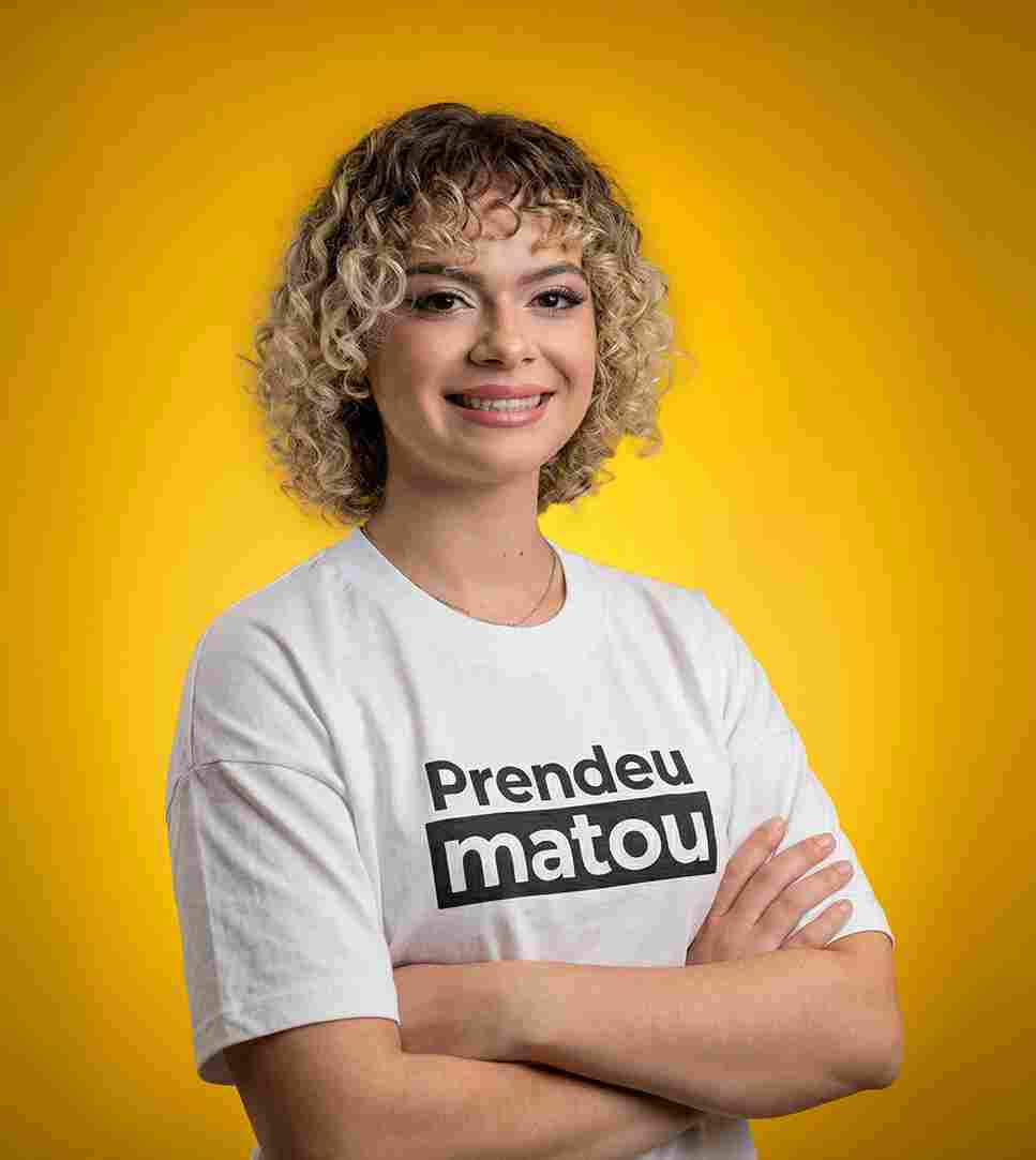 Ludy conversando com mulheres na comunidade